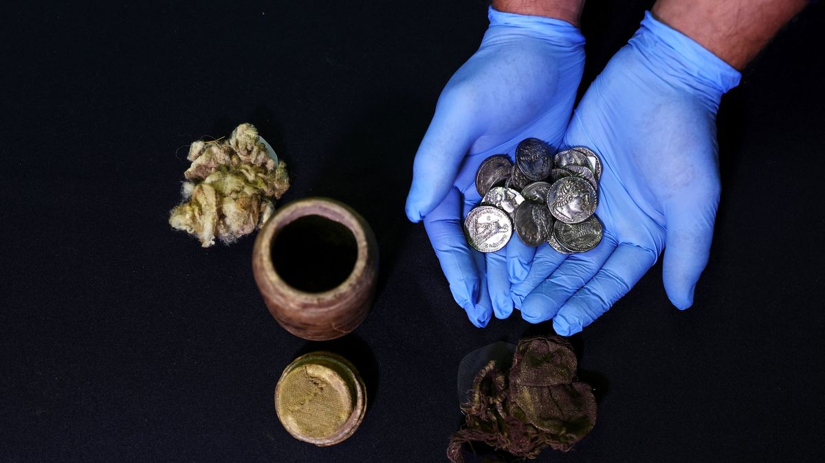 Objev roku: V Izraeli se našly 2200 let staré stříbrné mince